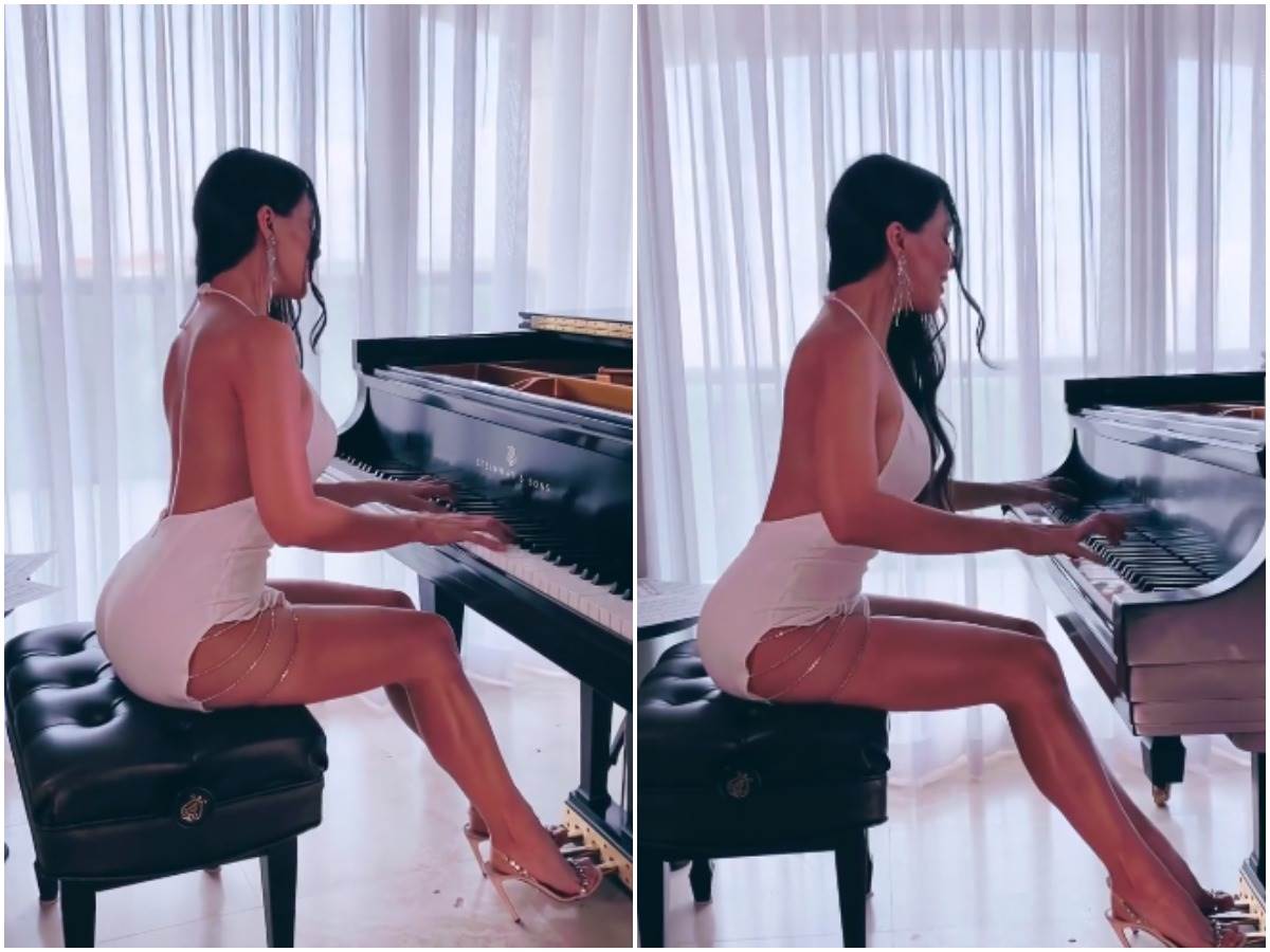  lola astanova svira klavir u kratkoj haljini 