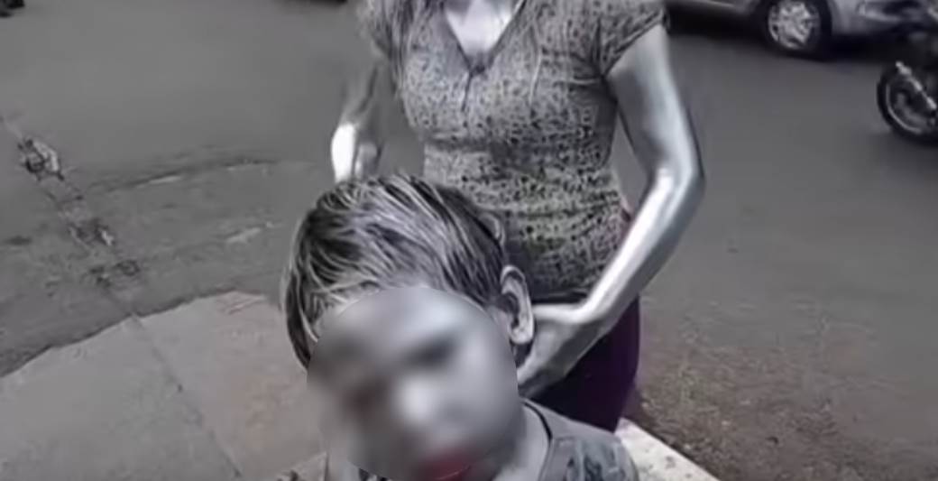  dijete ofarbali u srebrno sluzilo kao rekvizit u prosjacenju 