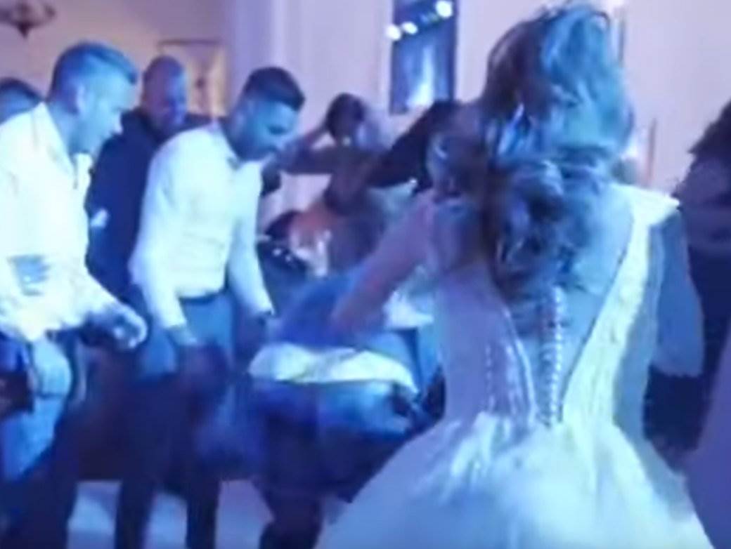  mladozenja gurnuo mladoj glavu u tortu 