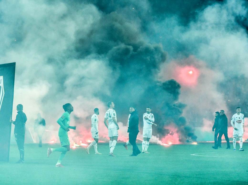  navijaci Sent Etjena bacili baklje na teren 