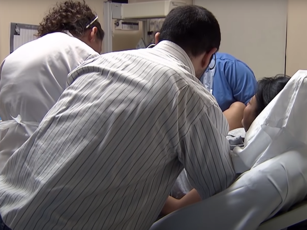  doktor ubio bebu prilikom porodjaja velika britanija 