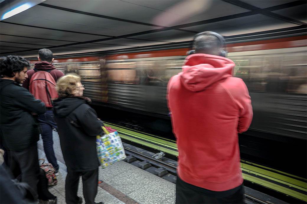  Poginuo-spasavajuci-samoubicu-u-metrou 
