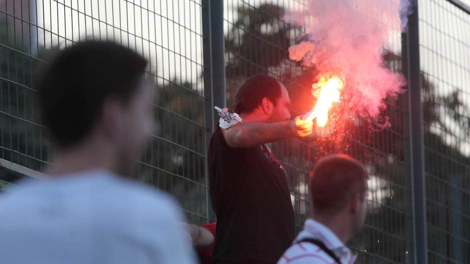  Delije na treningu fudbalera Crvene zvezde! 