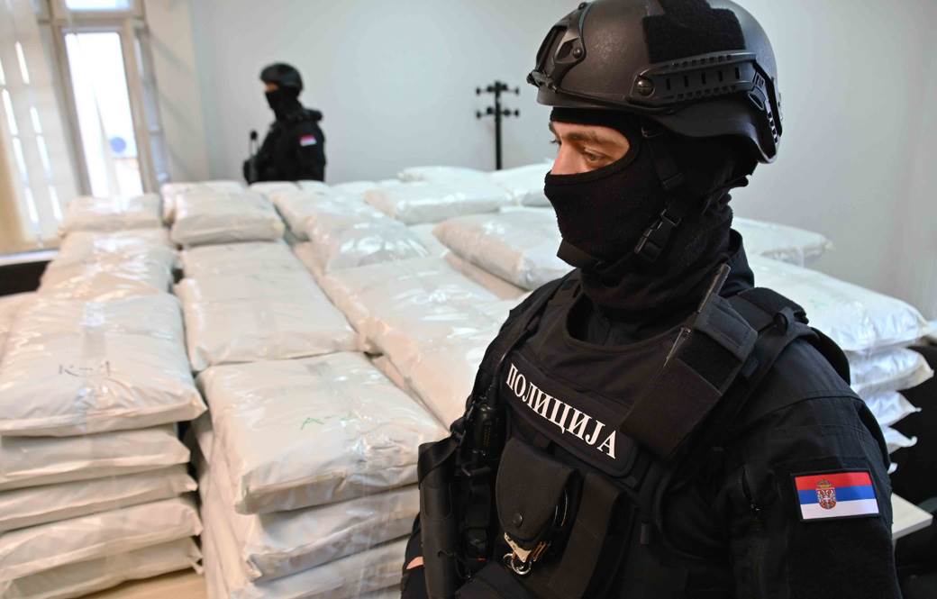  VELIKA AKCIJA POLICIJE - ZAPLENJENO 520 KILOGRAMA DROGE: Borba sa narko-dilerima u Srbiji, paketi stigli sa KIM (FOTO) 