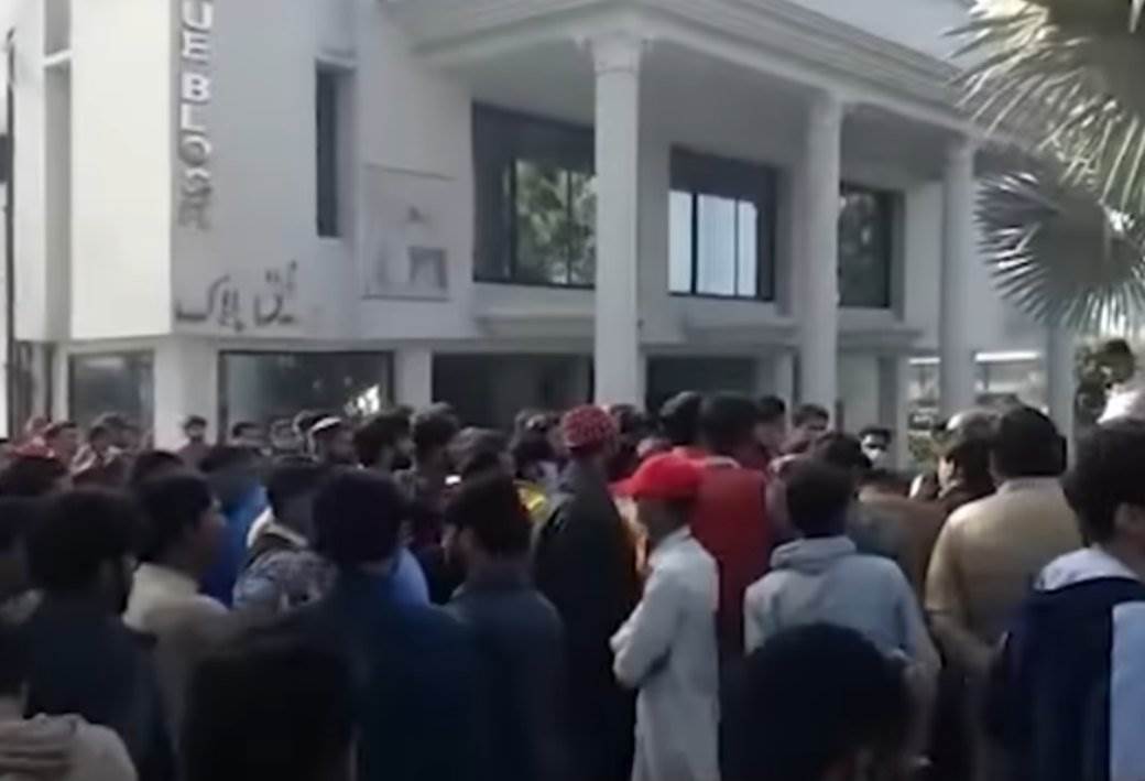  pretukli i zapalili menadzera fabrike u pakistanu 