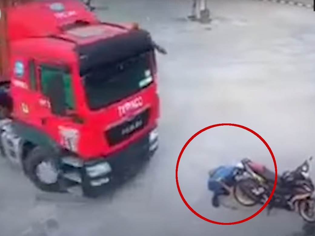  vozac kamiona umalo pregazio motociklistu u maleziji 