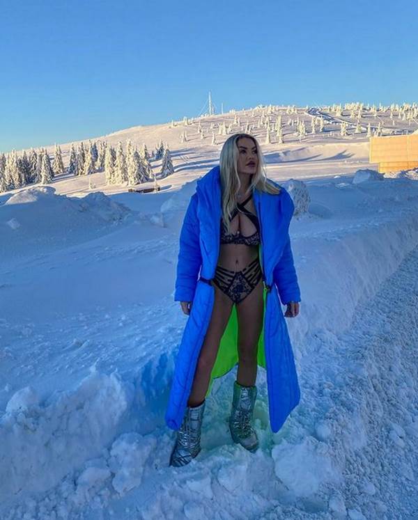  Sanja Stanković u gacicama na snijegu 