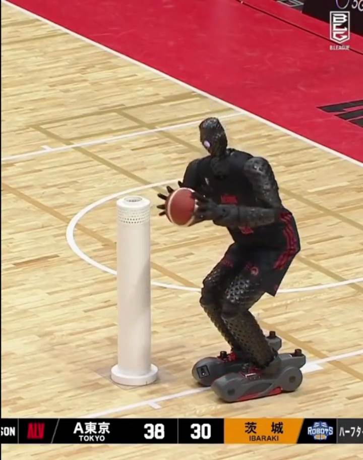  robot igra košarku 