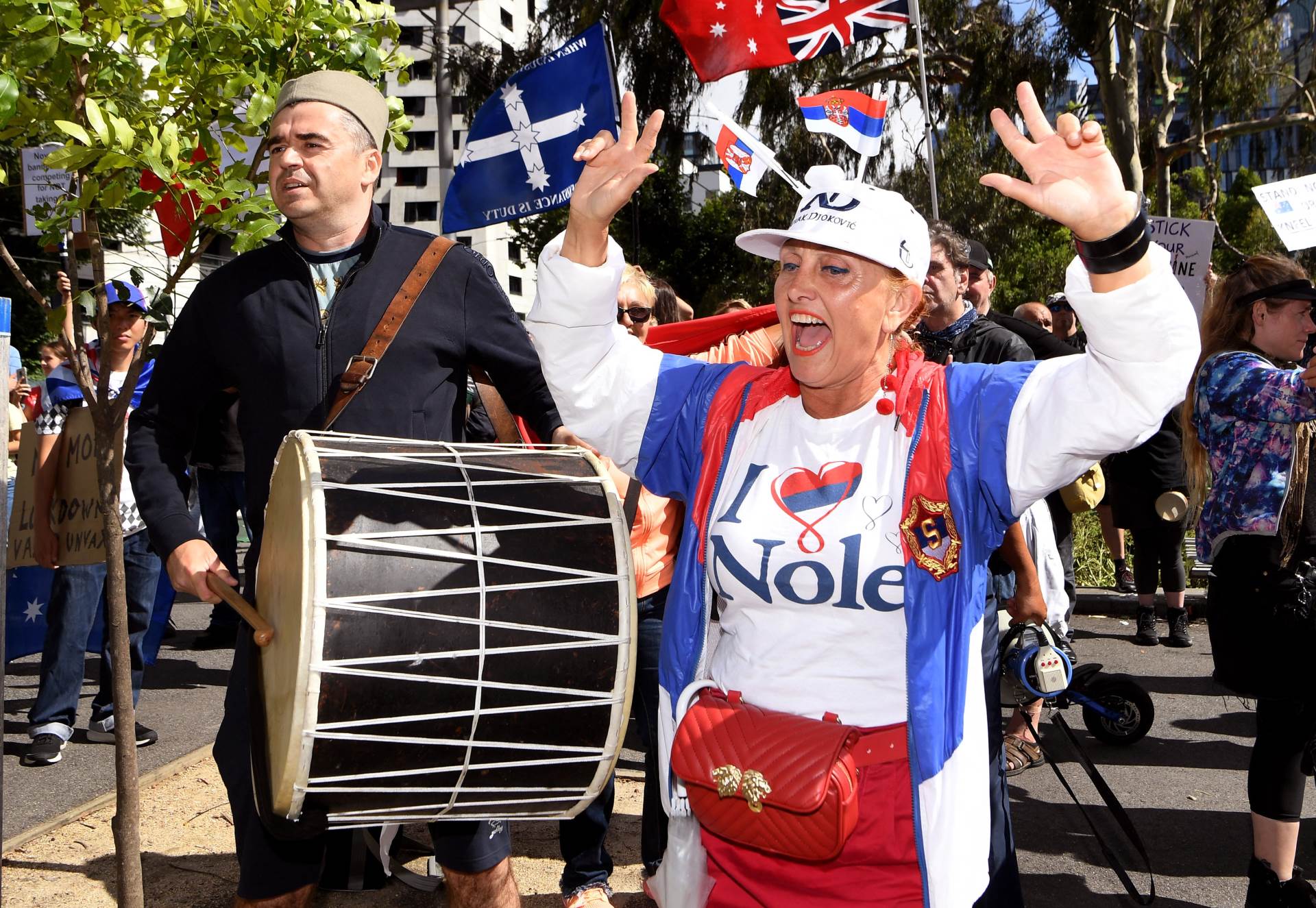  ispred novakovog smjestaja okupljaju se njegovi fanovi 