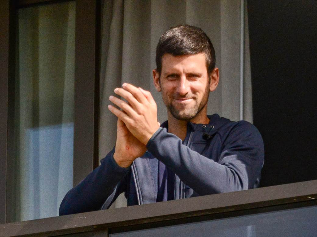  novak djokovic se obratio okupljenima ispred hotela 