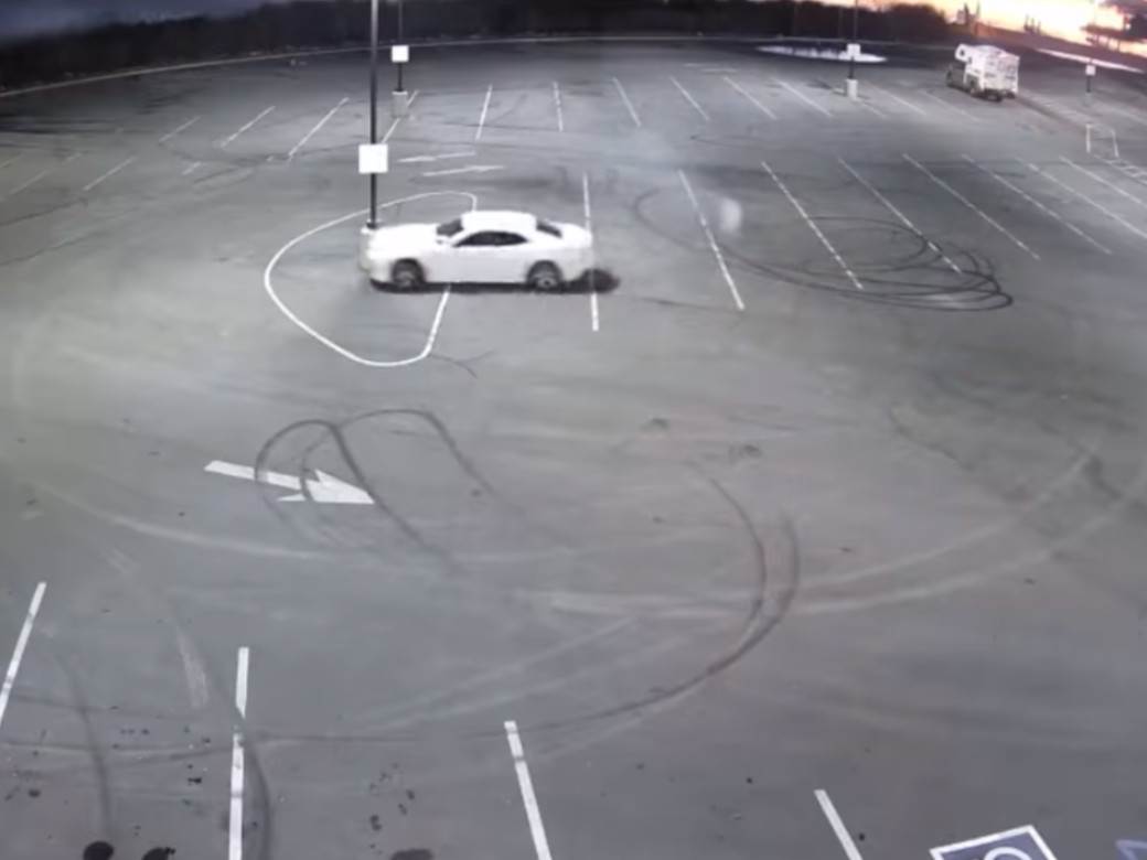  slupao autoobil na praznom parkingu 