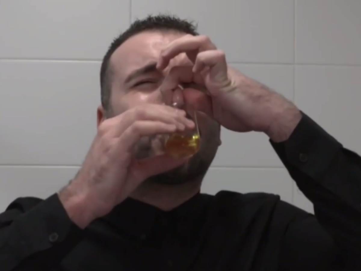  voditelj pije urin 