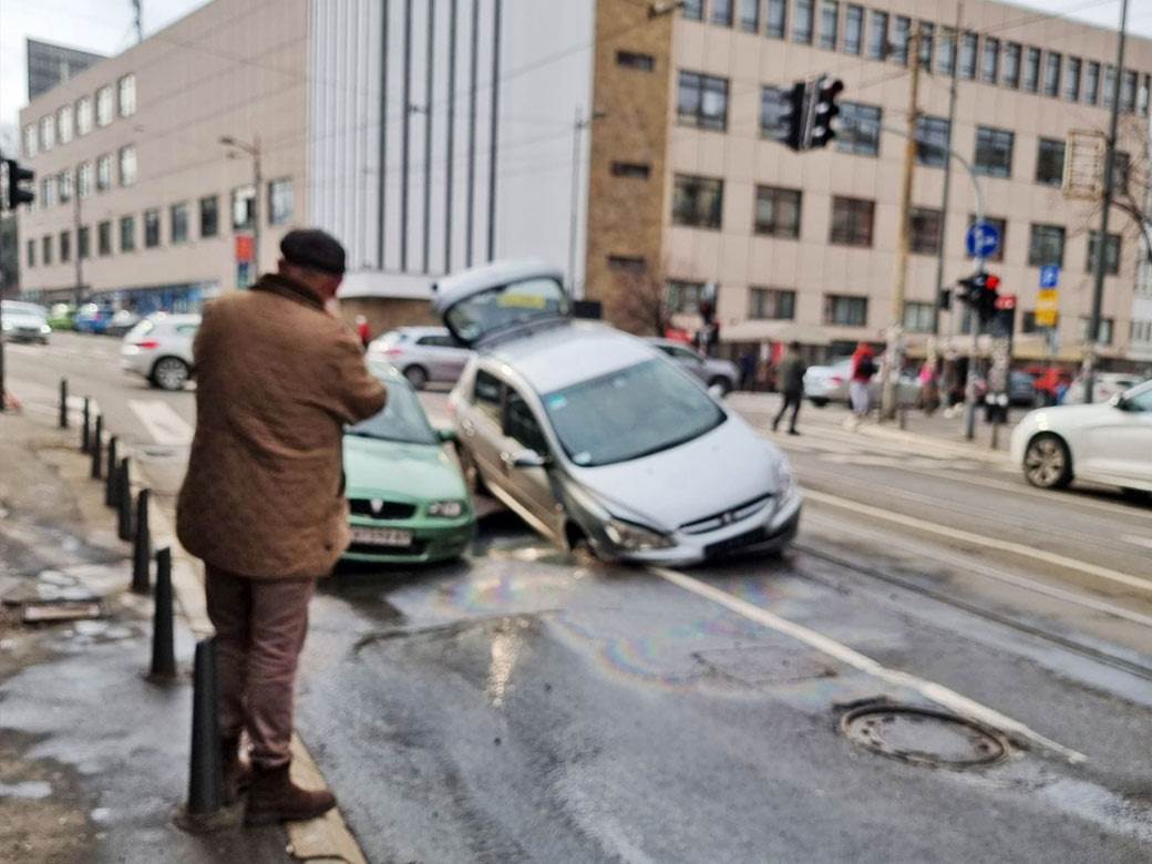  Dva automobila propala u asfalt 