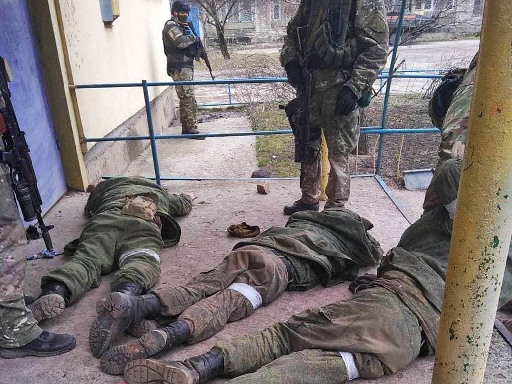  ubijanje više od deset zarobljenih ruskih vojnika 