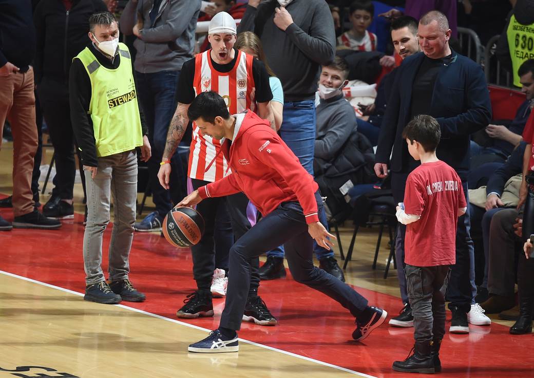  novak slavio sa igracima crvene zvezde 