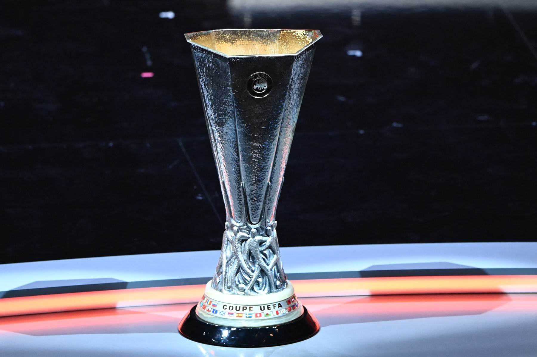  UEFA Liga Evrope trofej pehar 1 