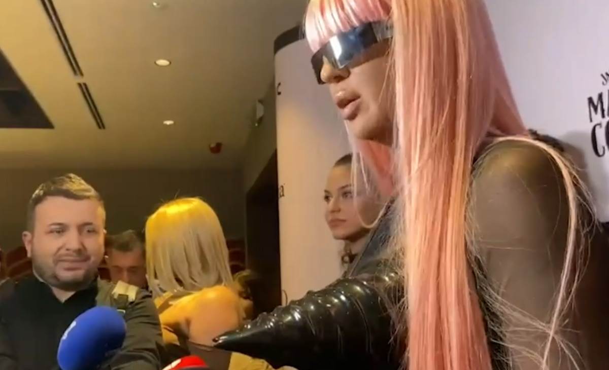  jelena karleus korset i grudi sa siljcima 