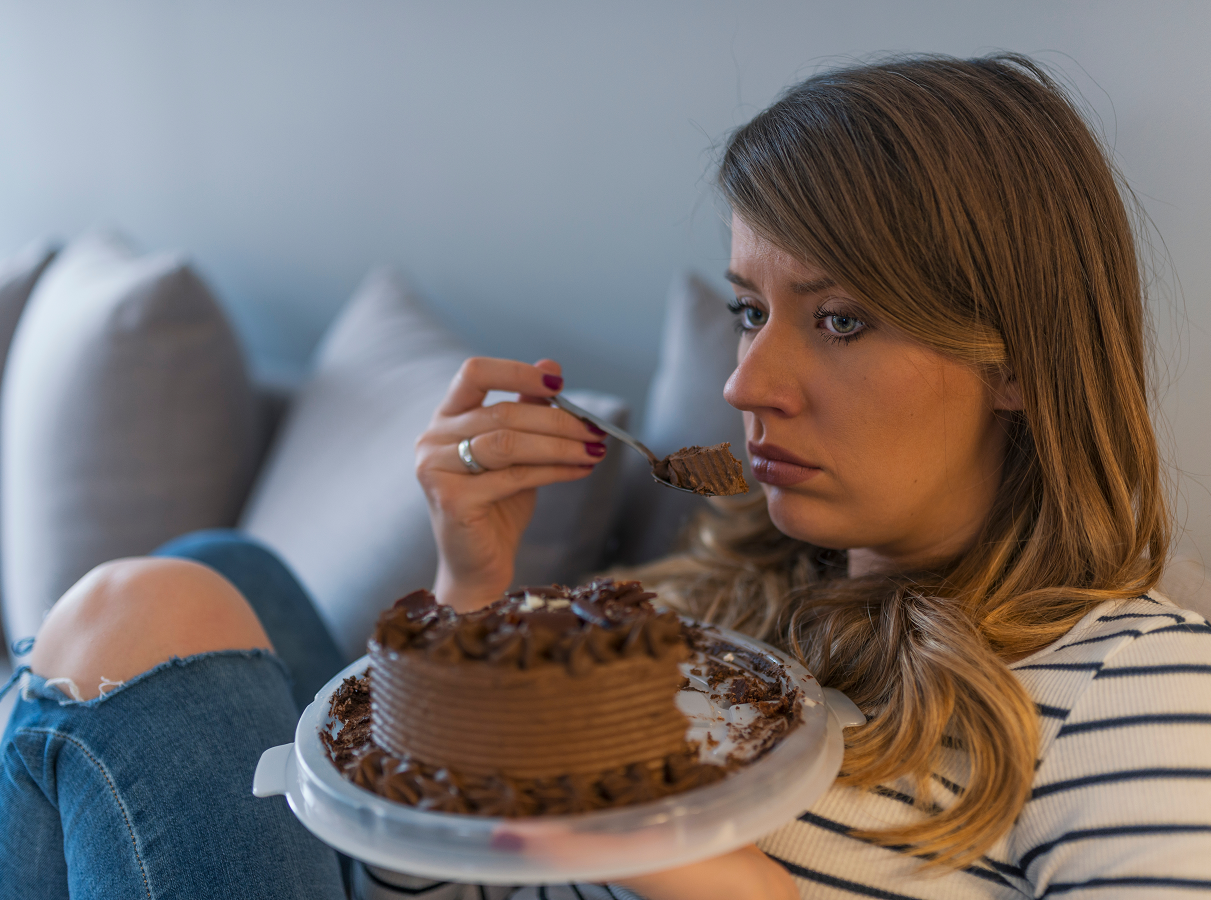  djevojka ljuta na decka zbog rodjendanske torte 