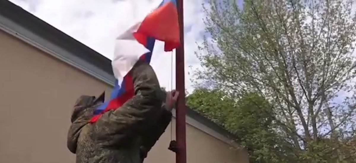  rusija podigla zastavu na osvojenoj teritoriji u ukrajini 