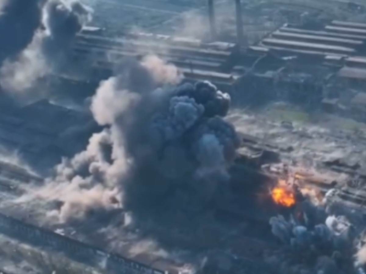  snimak bombardovanja čeličane Azovstalj u Marijupolju 