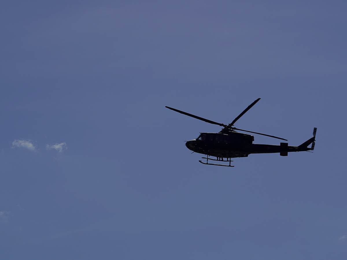  vojni helikopter pomaze u gasenju pozara kod perasta 