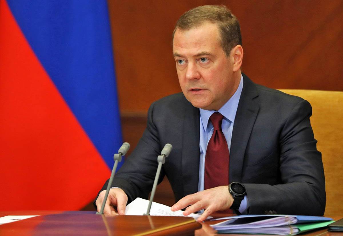  Bivši premijer Rusije Dmitrij Medvedev je pozvao japanskog premijera da digne ruku na sebe 