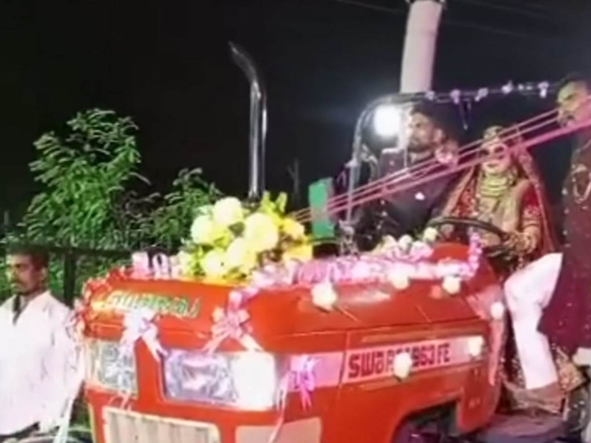  mlada vozila traktor na svom vjenčanju 