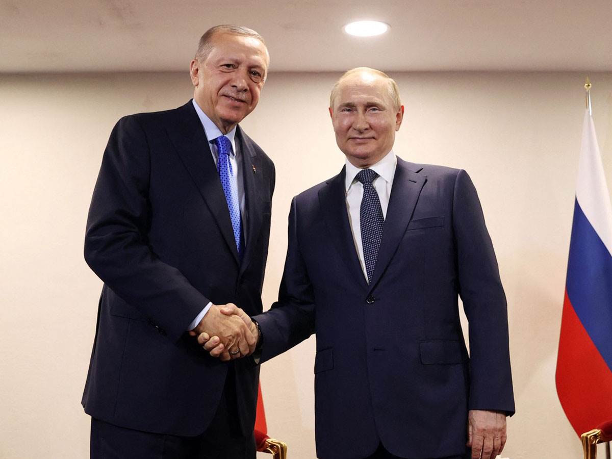  Na snimku se vidi kako turski predsjednik pridržava Vladimira Putina koji navodno, ima problema sa k 