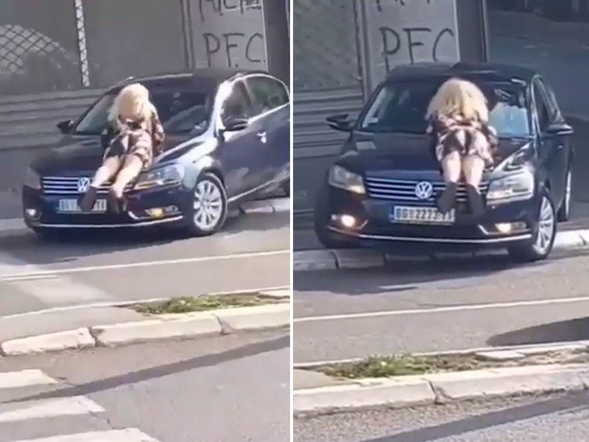  žena koja blokira automobil da siđe sa trotoara 