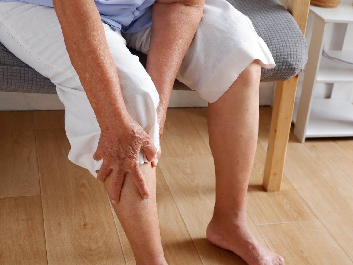 Saznajte zašto noge bole ujutru i šta može da pomogne. 