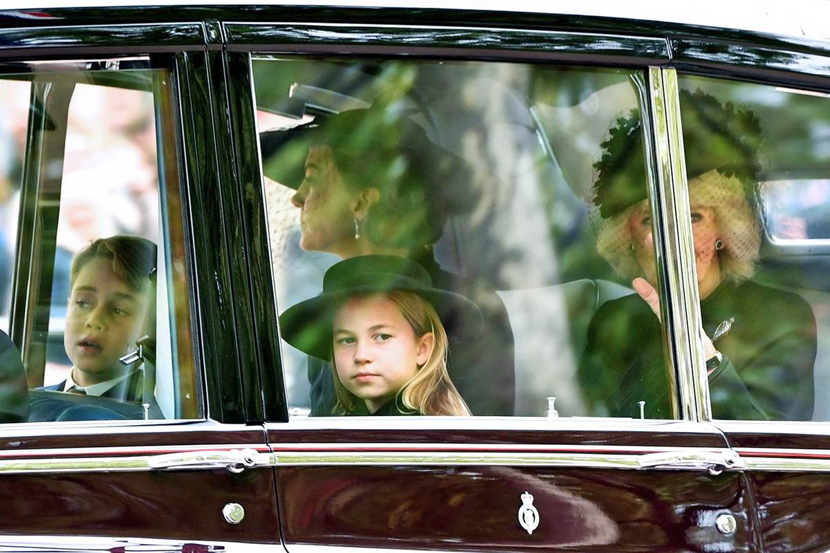  Princeza Šarlot na sahrani kraljice Elizabete pojavila se u crnini, a jedan detalj svi komentarišu. 