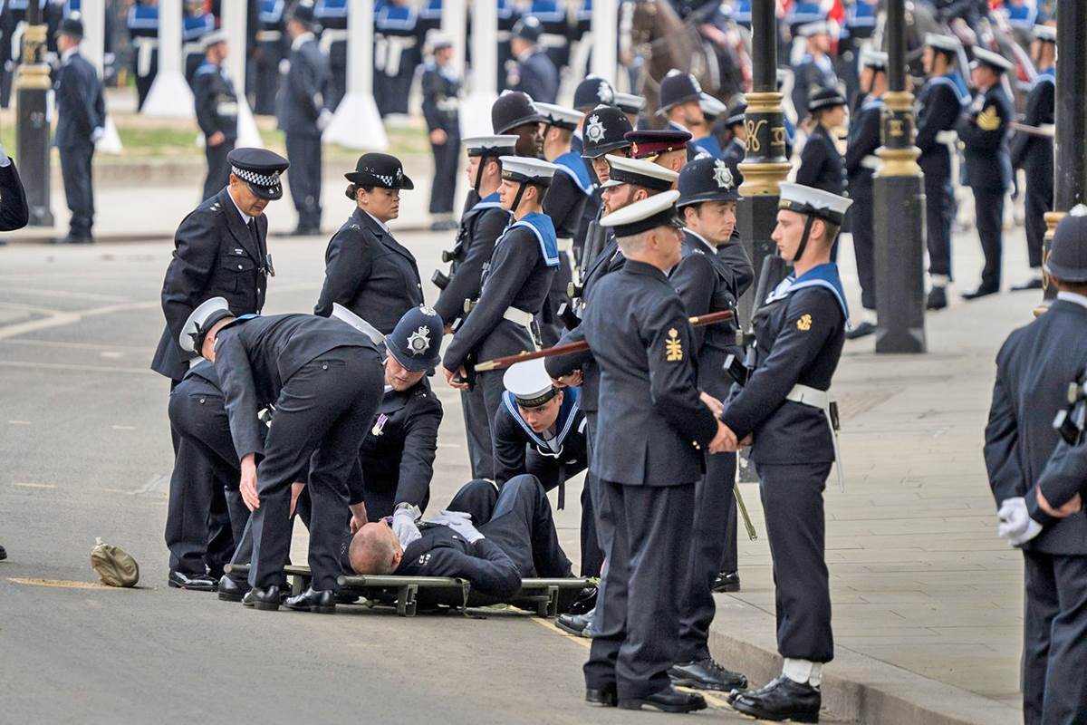  policajac se onesvijestio na sahrani kraljice elizabete  