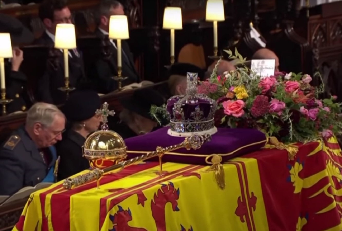  Kruna koja je svojevremeno pala sa kovčega na kraljevskoj sahrani 