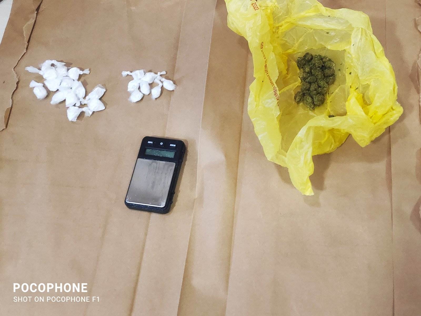  pretresom pronađen kokain i marihuana, uhapšen osumnjičeni za  uličnu prodaju narkotika u budvi 