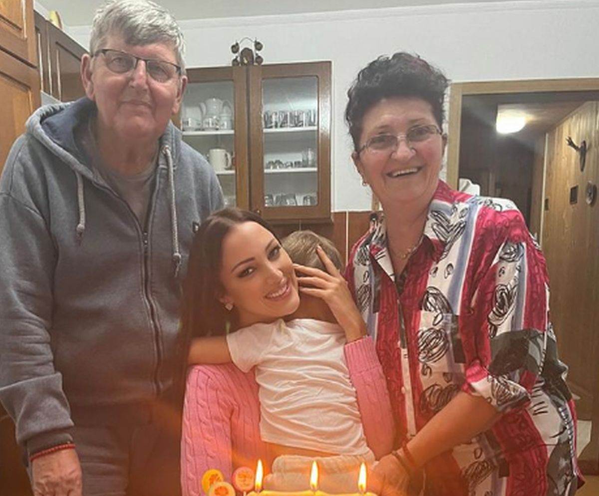  Aleksandra Prijović je slavila uz baku, deku, majku, sina i ostale najbliže članove porodice. 