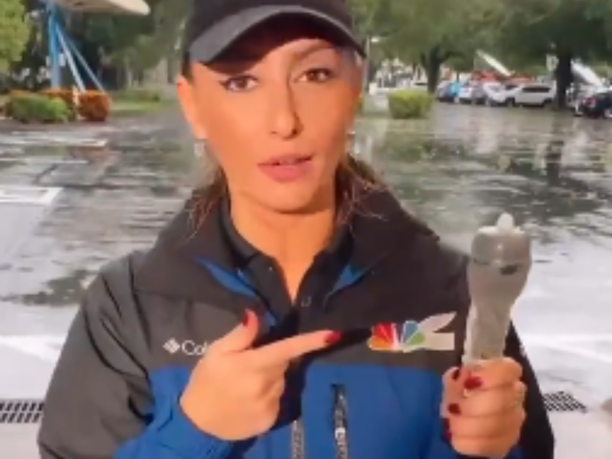  Snimak voditeljke na kom je pokazala kako je zaštitila mikrofon od kiše postao je hit na mrežama. 