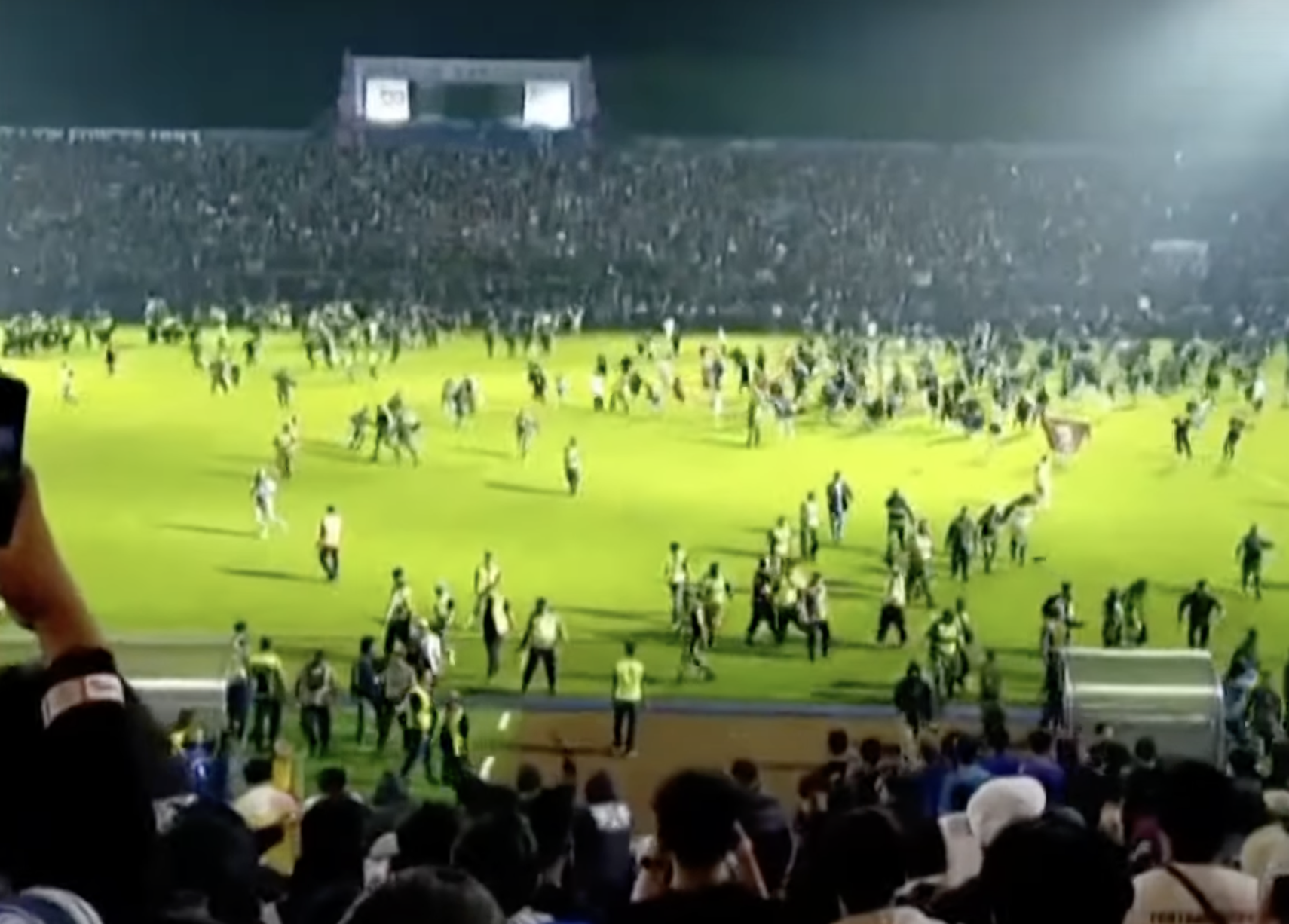  Najmanje 129 mrtvih na stadionu u Indoneziji, obračun navijača a onda se policija umiješala! 