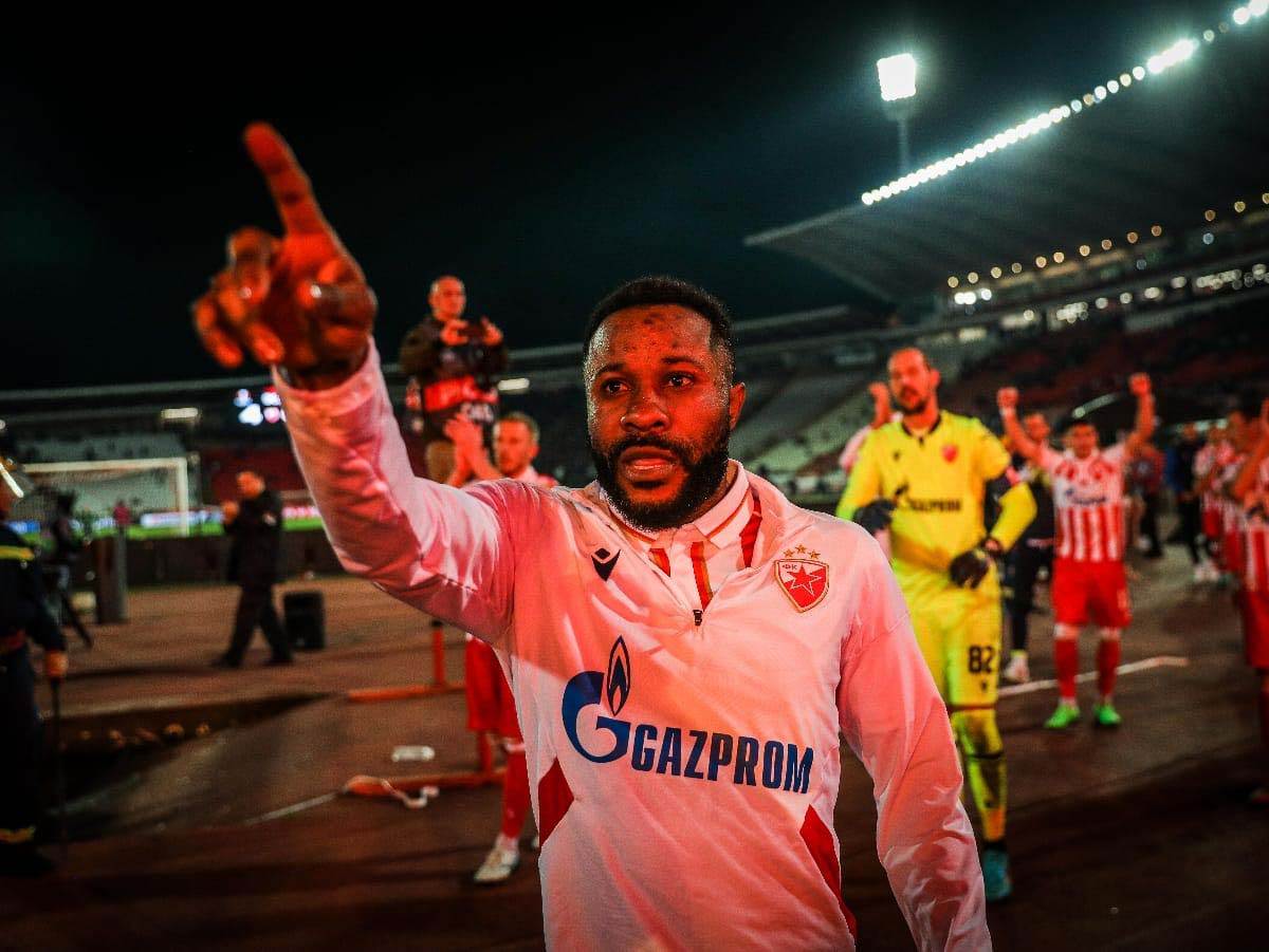  Gabonski fudbaler poklonio je potpisan dres dječaku koji je sa zapada bodrio crveno-bele. 
