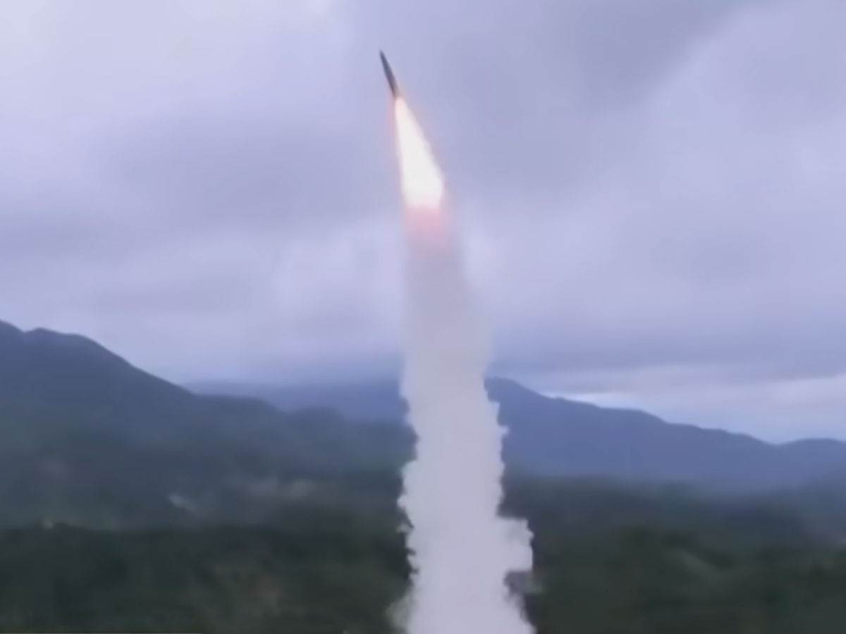  Najmanje 10 projektila je ispalila Sjeverna Koreja, od kojih je jedna pala blizu obale Južne Koreje. 