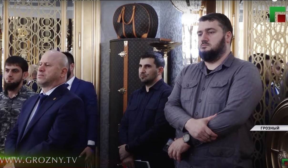 NEXTA on X: A punching bag from the Louis Vuitton collection was noticed  in Kadyrov's office - the price of such a collection is $175,000. The punching  bag set is produced in