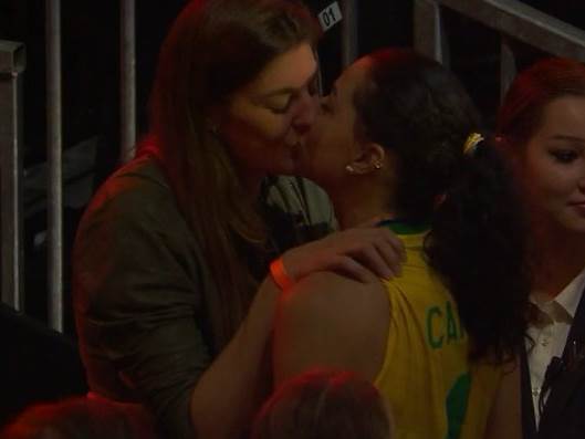  Sjajna srednja blokerka Brazila je utehu nakon poraza od Srbije našla u zagrljaju svoje devojke. 
