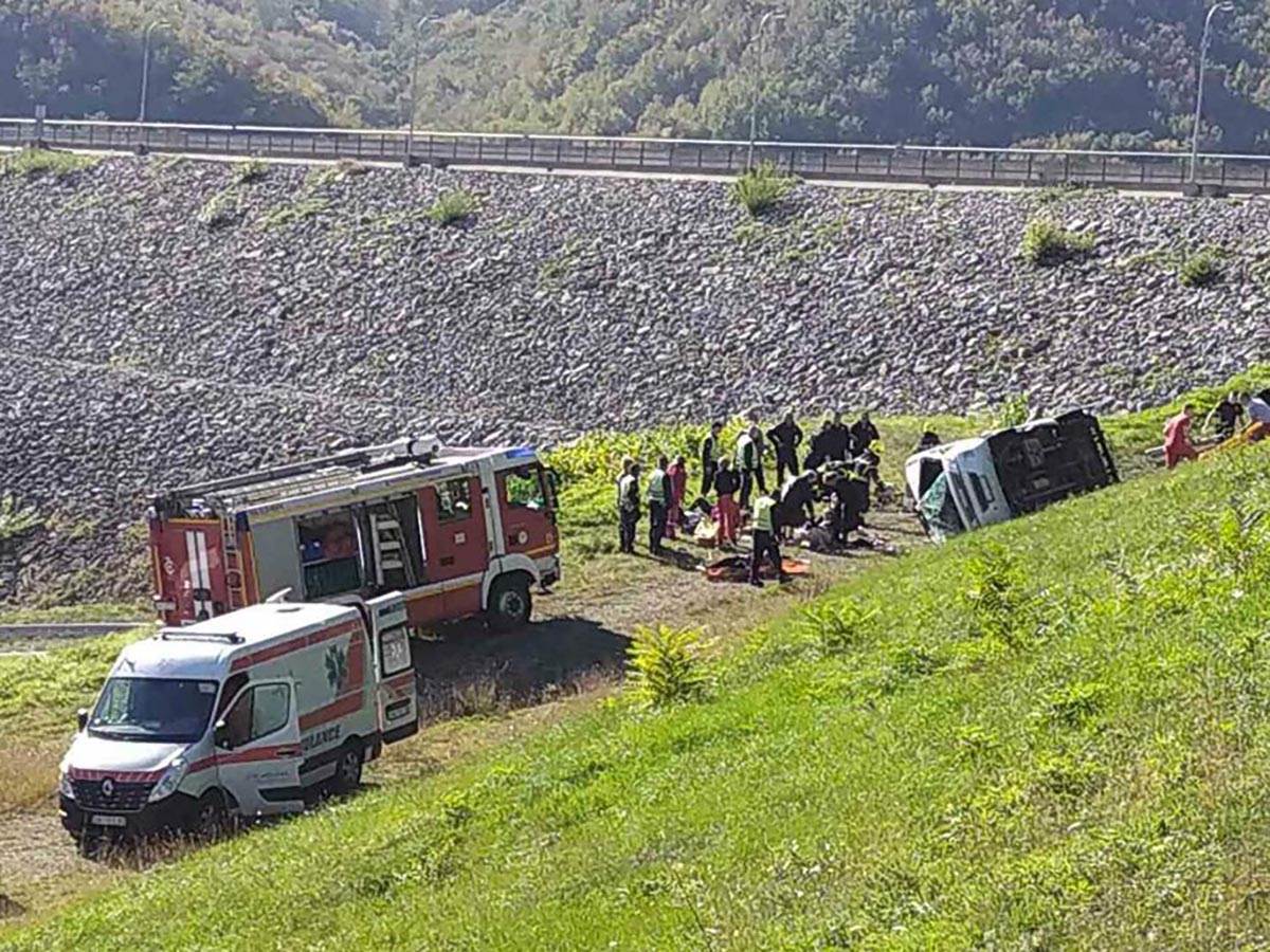  Autobus se prevrnuo kod Valjeva, u nesreći je jedna osoba poginula, a 17 povređeno. 
