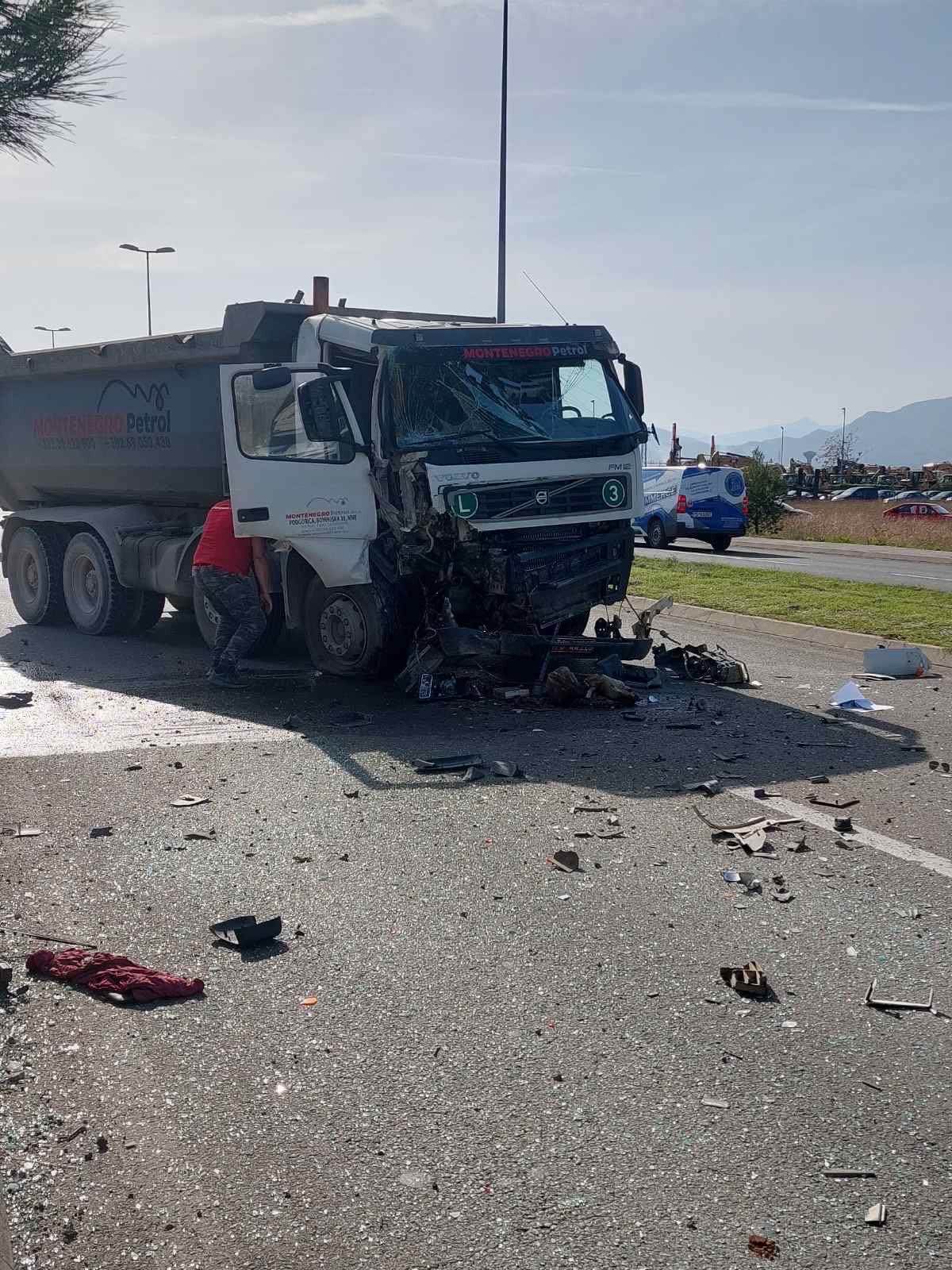  Oko 13h došlo je do sudara kamiona i automobila u Zeti. 