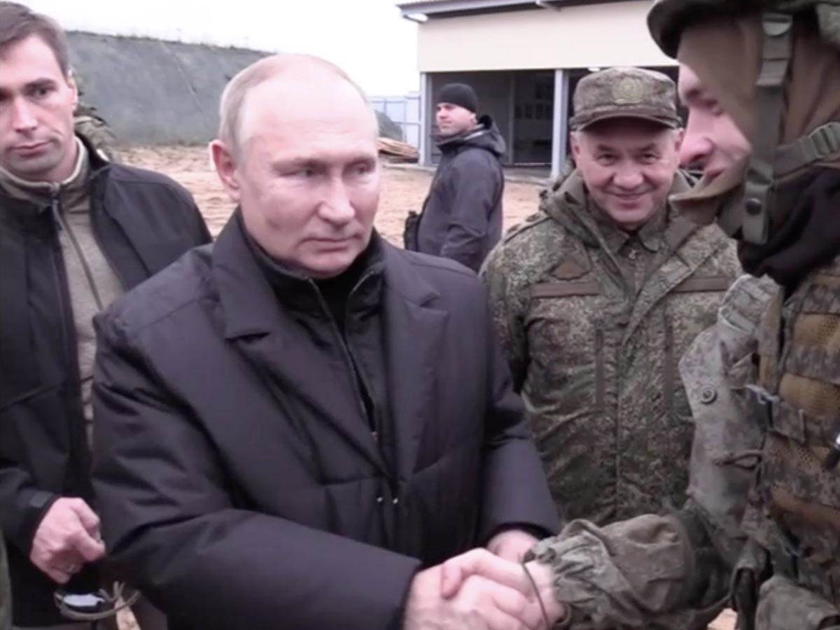  Vladimir Putin je tokom posete poligonu u regionu Rjazan nosio kaput koji vredi 6.000 evra! 