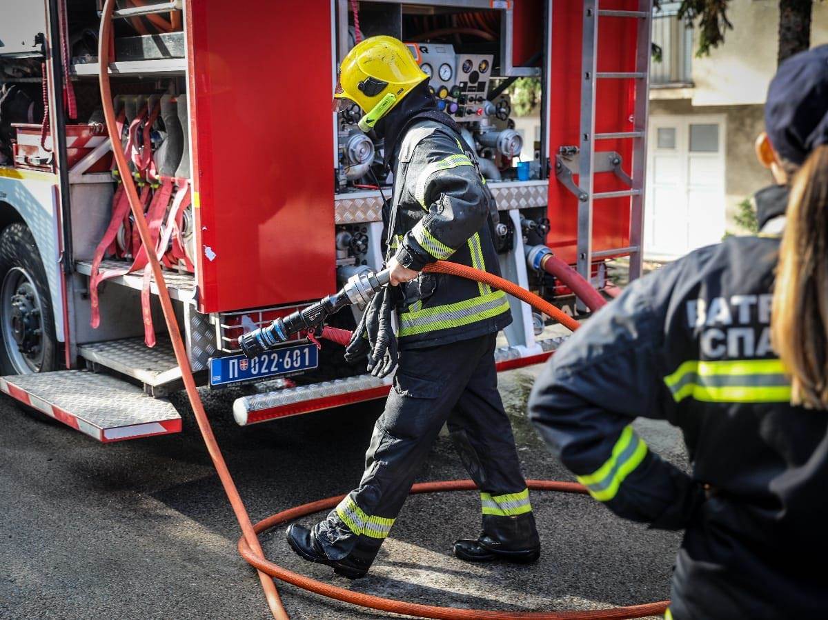  Kamion je sleteo sa puta, a vatrogasci spasioci iz Obrenovca se bore za život vozača. 