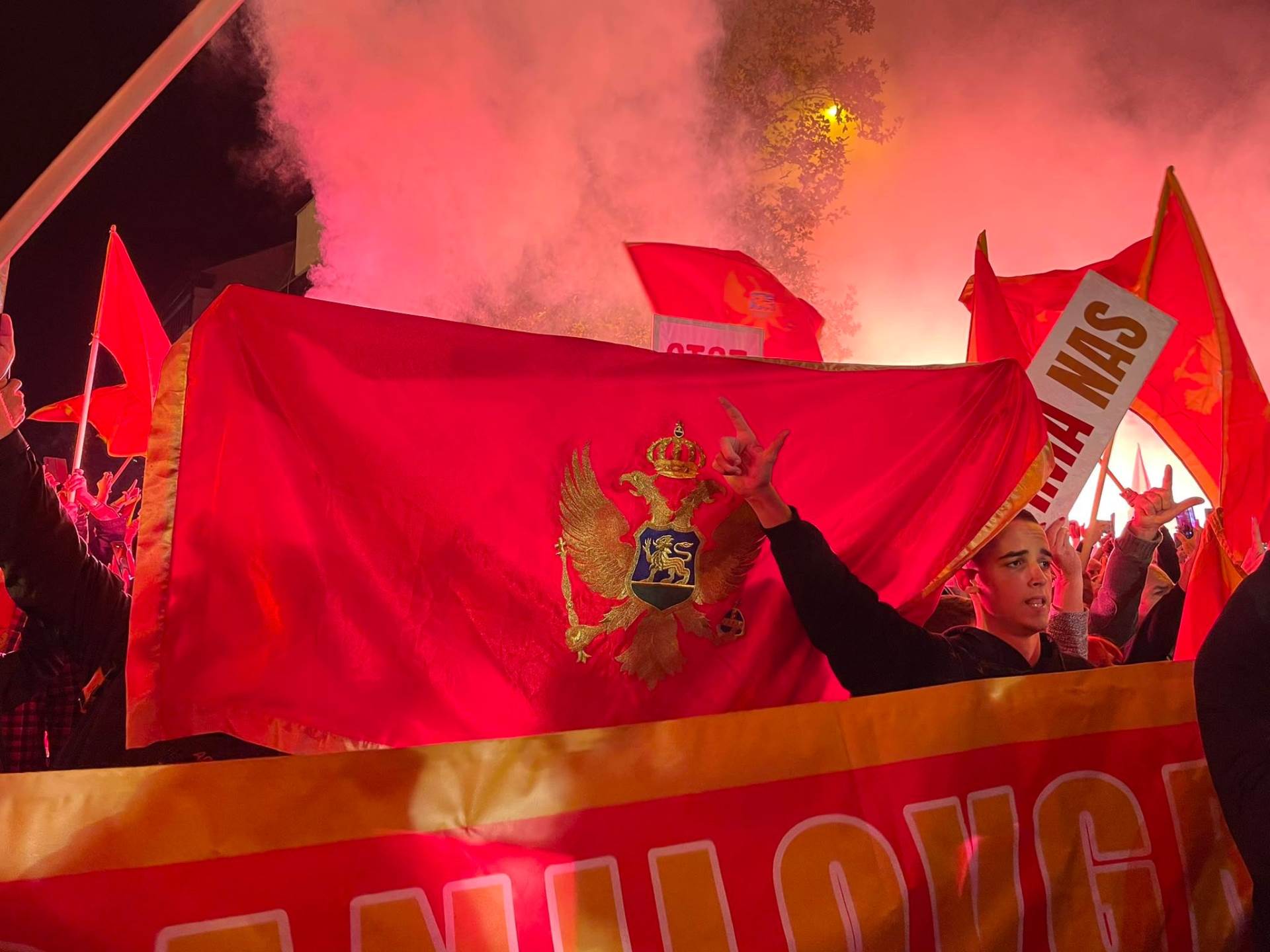 vise hiljada ljudi pjeva crnogorsku himnu ispred skupstine  