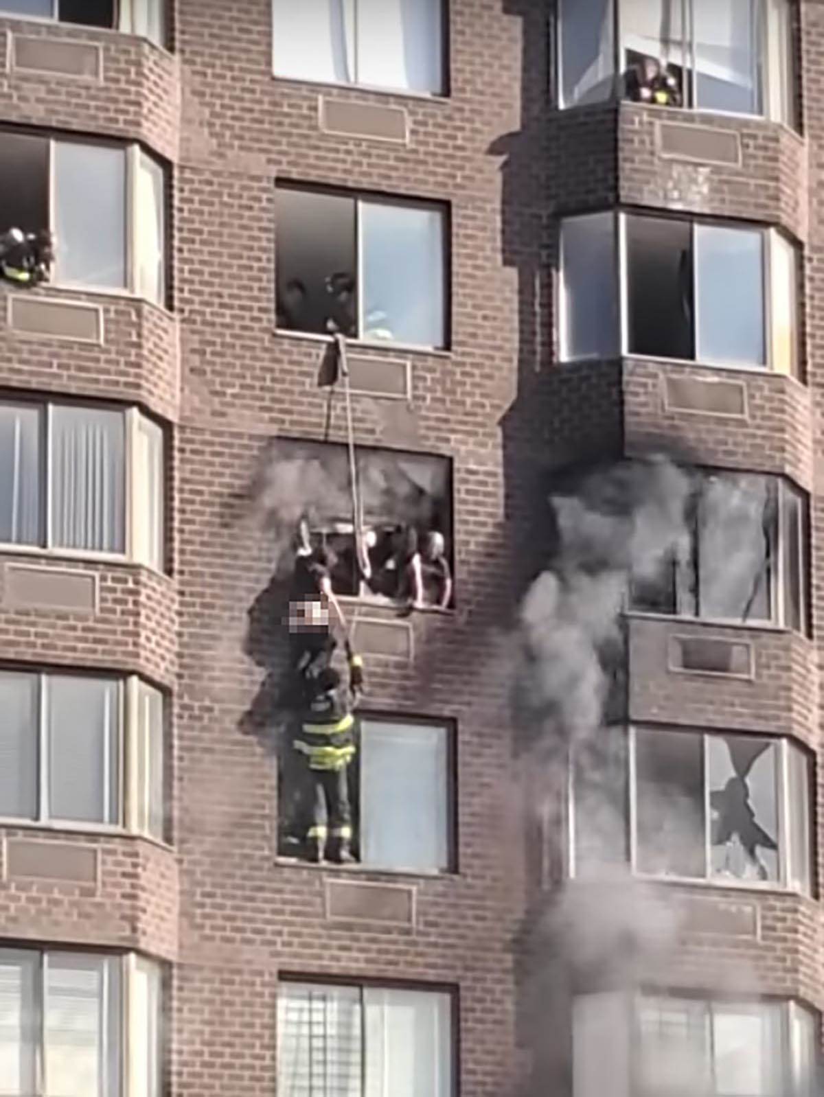  Vatrogasci su spasili ženu na 20. spratu nebodera u kojem je izbio požar u Menhetnu u Njujorku. 
