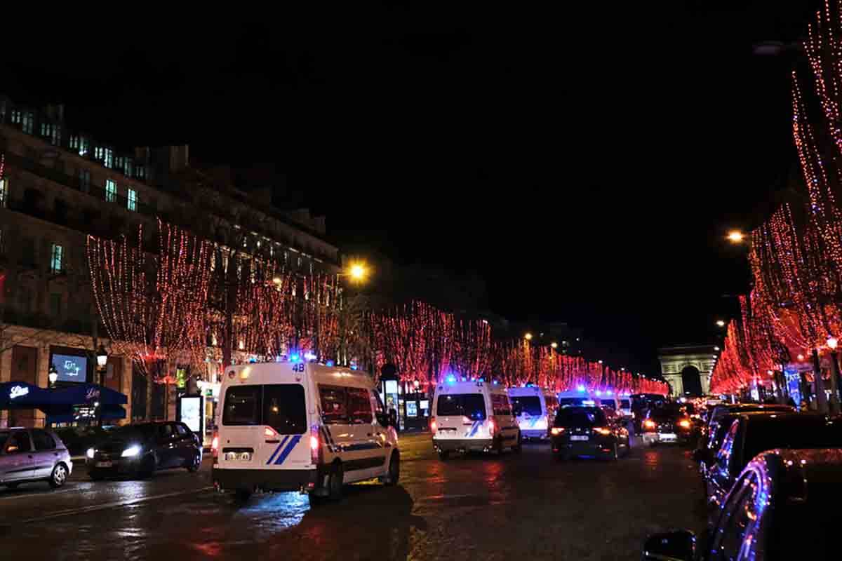  haos u parizu napadac ubadao nozem ljude na zeljeznickoj stanici  