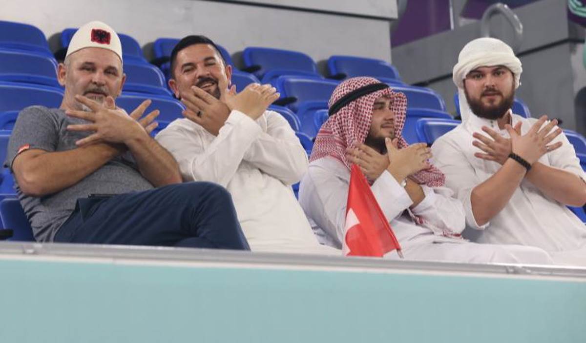  PROVOKACIJA ZA SRBE NA STADIONU - "ALBANSKI ORAO" I ZASTAVA! Pogledajte šta gestikuliraju navijači Švajcarske u Kataru 