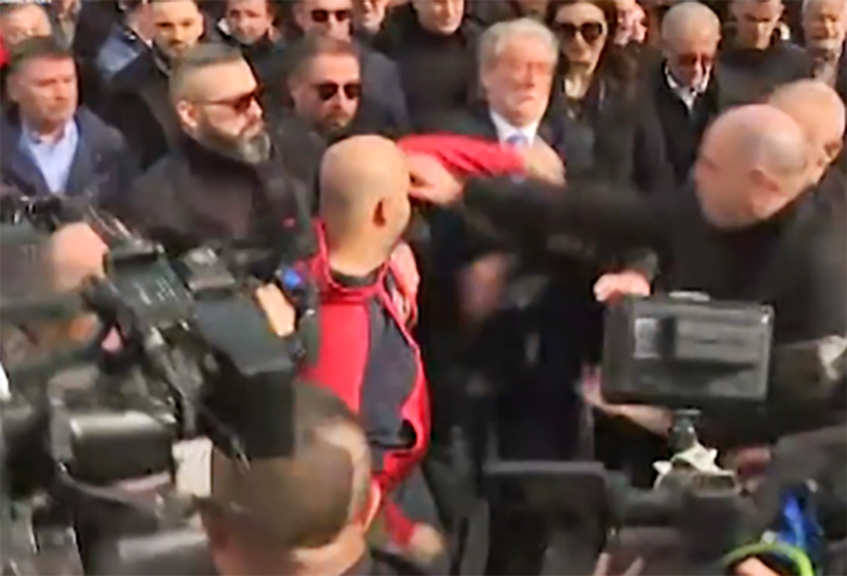  Bivši predsednik Albanije Salji Beriša napadnut je na demonstracijama opozicije u Tirani. 
